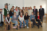Die Teilnehmerinnen des Girls Day mit Artweger-Geschäftsführer Bruno Diesenreiter (stehend rechts außen) Vertretern der lokalen Politik und Landesrätin Dr. Silvia Stöger (2. Reihe, Mitte)