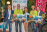 (v.l.): Hans-Peter Moser (phG GC Österreich), die Gewinner Fabian Freinberger und Anton Sturmlechner (beide Firma F&G) mit dem VIGOUR-Grid-Girl und Herbert Aichinger (phG Wagner Haustechnik KG) (c) GC-Gruppe Österreich