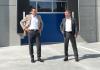 v.l.n.r.: Produktionsleiter Gerald Schulterer und Geschäftsführer Christoph Schütz vor der neuen Halle (c) HL