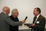 Auf dem BACnet Forum Frankfurt verabschiedete sich Hans Kranz (m.) als aktiver VDI BACnet Trainer. Volker Röhl, Präsident der BIG-EU (r.), und Professor Peter Fischer, Sprecher des BIG-EU Beirats (l.), ehrten ihn für seine Verdienste um den Fortschritt in