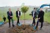 Trotz Corona-Abstand: Gemeinsamer Spatenstich für den Loxone Campus. Von links: Markus Achleitner, Wirtschafts-Landesrat Oberösterreich, sowie Loxone-Eigentümer Martin Öller und Thomas Moser und Rüdiger Keinberger, CEO von Loxone (c) Loxone
